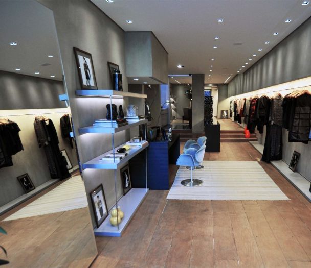 dress-shop-97261_1920 608x525 inside of a women's clothing shop with rails, large mirror and seating