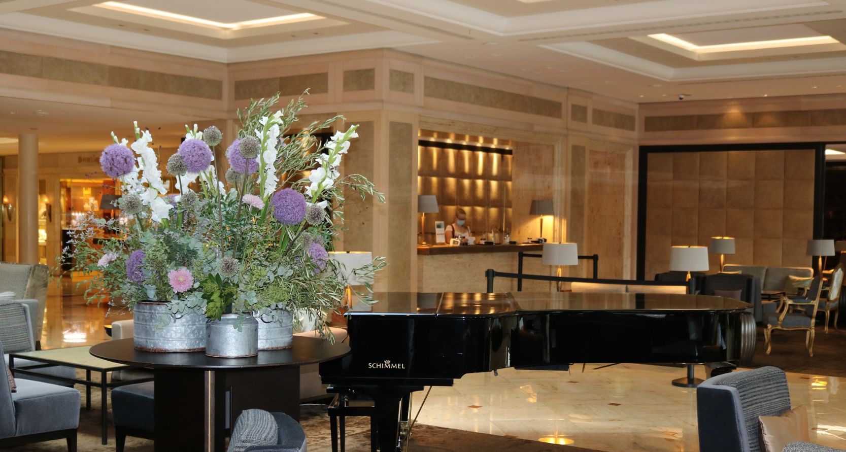 flowers-6530458_1920 1667X891 purple and white flowers and a piano in a luxury hotel lounge