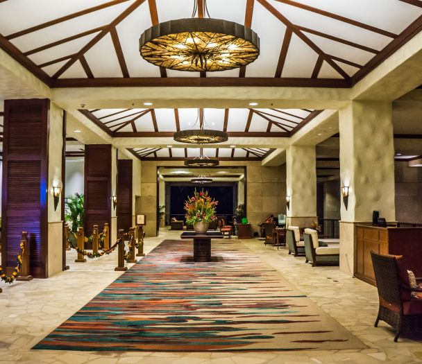 ko-olina-marriott-1037015_1920 608x525 hotel lobby with gold lights and a vaulted ceiling