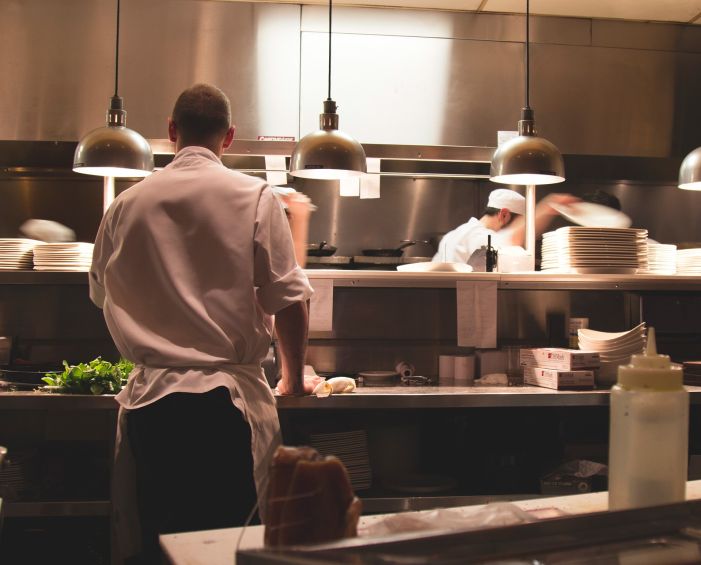 restaurant-2623071_1920 701x565 chef in a luxury hotel kitchen with overhead lights