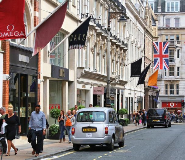 shutterstock_711008917 608x525 London luxury shopping street with flags and taxi cabs